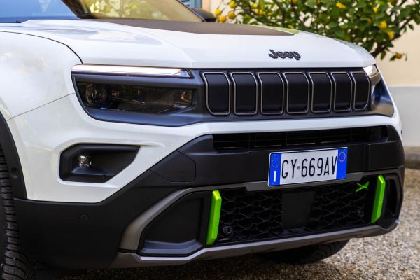 JeepAvenger4xe_Details.jpg