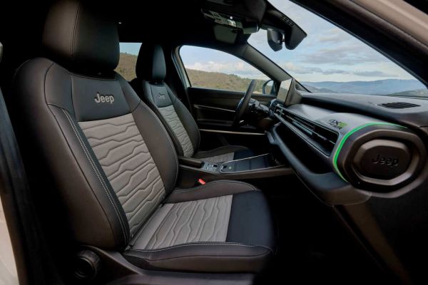 JeepAvenger4xe_Interiors (1).jpg